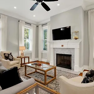 Congress Street Retreat Holiday home Savannah